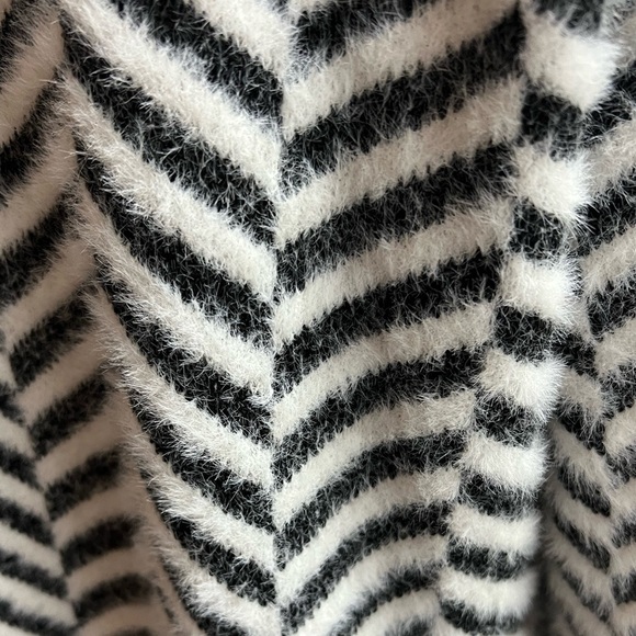 Calligraphie Black and White Fuzzy Chevron Open Cardigan Size M - Picture 7 of 8